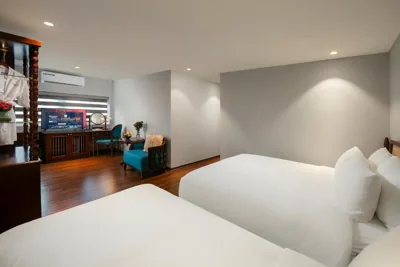 Chambre triple avec vue — Serene Central Hotel