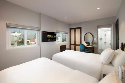 Chambre lits jumeaux avec vue sur la ville — Serene Central Hotel